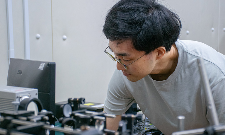 バンドルファイバを用いたライトフィールド顕微鏡の開発を担当している井上 智好 様